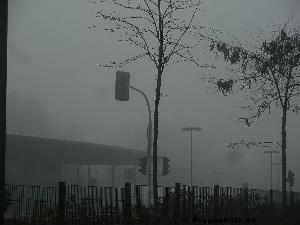 Bahnhofsvorplatz im Winternebel.